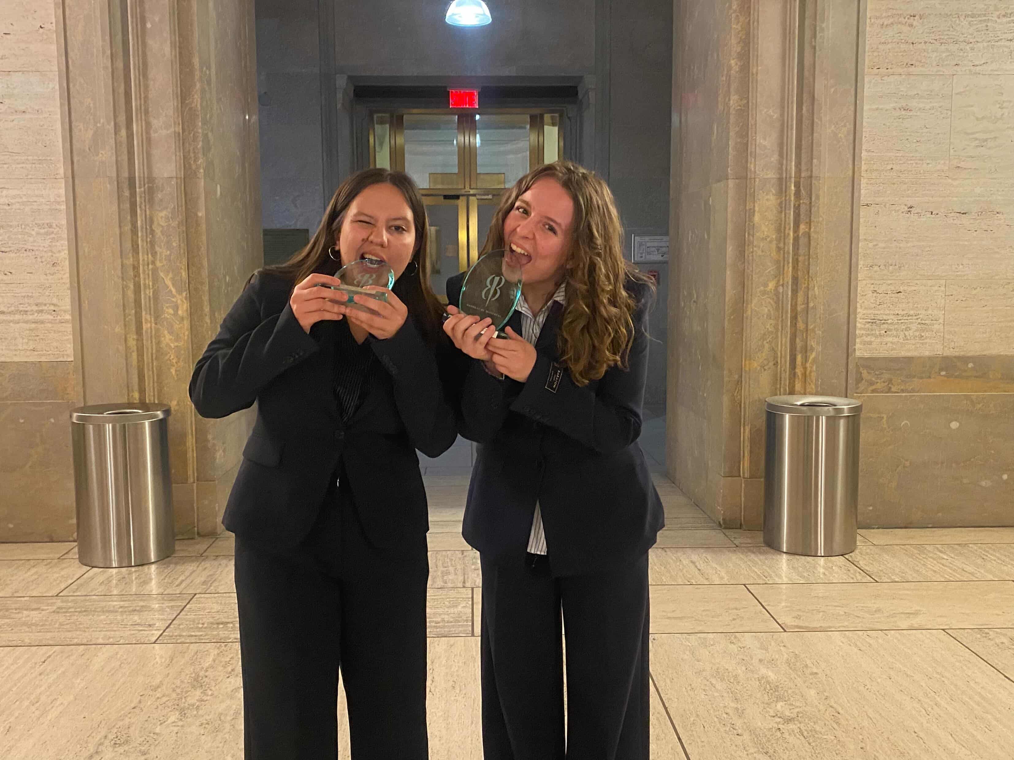 Magdalena et Mila, les gagnantes du débat oratoire du barreau de Montréal